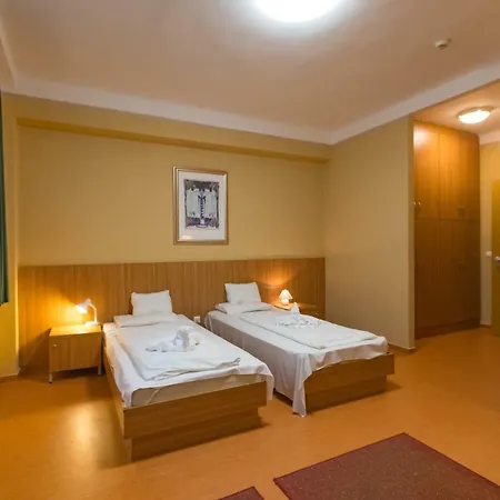 Hotel Alfoeld Gyoengye 3*