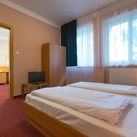 Hotel Alfoeld Gyoengye 3*